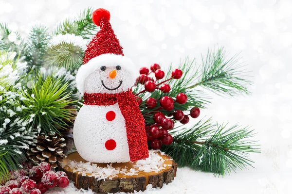 Composición navideña con muñeco de nieve y ramas de abeto — Foto de Stock