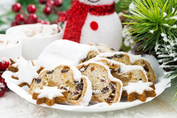 Composizione natalizia con Stollen e biscotti, primo piano — Foto Stock