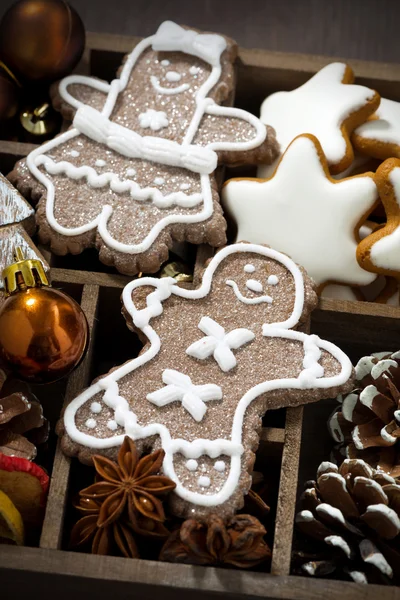 Símbolos navideños y galletas en una caja de madera, vista superior — Foto de Stock