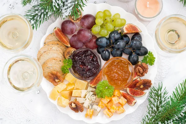 Delikatesse Käse und Obstteller zum Urlaub, Blick von oben — Stockfoto