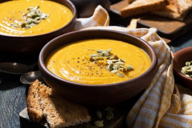 Bir kase lezzetli balkabağı çorbası