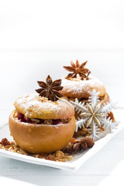 Beyaz arka planda, dikey şenlikli pişmiş doldurulmuş elma