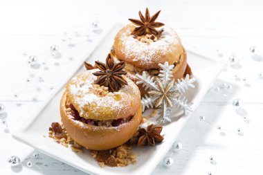 şenlikli pişmiş doldurulmuş elma beyaz arka planda, üstten görünüm