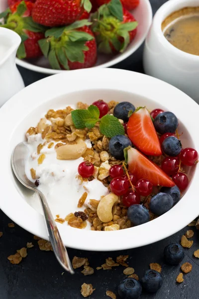 Müsli s čerstvým ovocem a jogurt k snídani, closeup — Stock fotografie