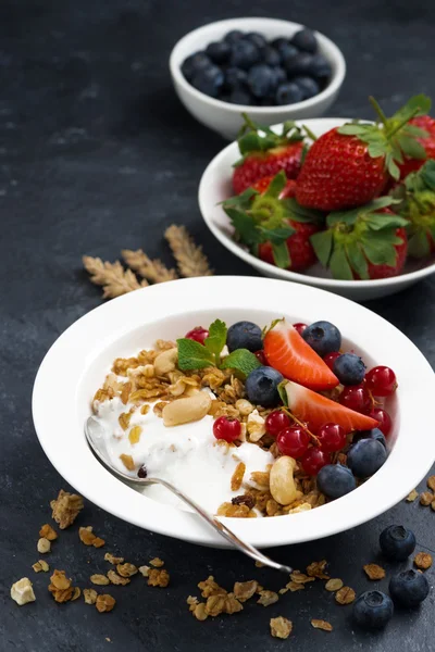 Muesli con bayas frescas y yogur para el desayuno, vertical — Foto de Stock