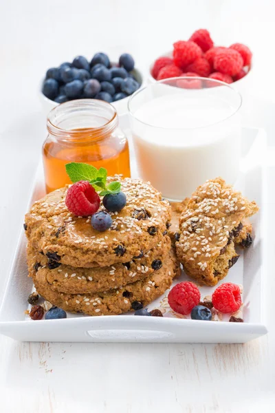 Oatmeal cookies, milk and berries for a healthy breakfast — Stock Photo, Image