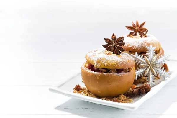 Feestelijke gebakken gevulde appels op witte achtergrond — Stockfoto