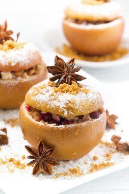 şenlikli pişmiş doldurulmuş elma ve gingerbread, dikey