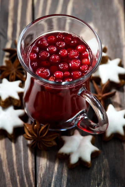 圣诞小红莓热茶或热红酒和曲奇饼，垂直 — 图库照片