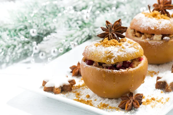 Manzanas rellenas al horno festivo y pan de jengibre en plato blanco —  Fotos de Stock