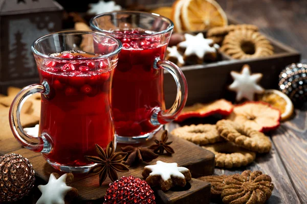 热酸果蔓圣诞茶和饼干在深色背景上 — 图库照片