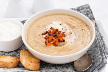 tepsi croutons baharatlı sebze çorbası