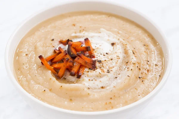 Sopa de verduras picante con zanahorias caramelizadas, primer plano — Foto de Stock