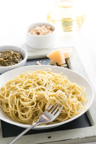 Spaghetti with pesto and cheese, vertical — Free Stock Photo