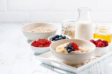 çilek beyaz arka plan üzerinde kahvaltıda ev yapımı yulaf ezmesi