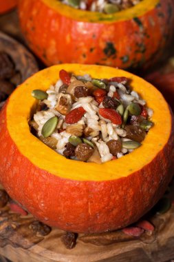 kabak, dikey closeup kurutulmuş meyve ile tatlı pirinç