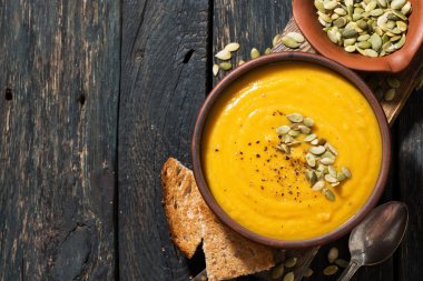 tost, üstten görünüm ile kabak çorbası