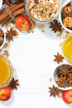 Beyaz arka plan ve elma, dikey pişirme için malzemeler 