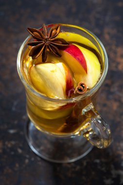 Baharat ile sıcak elma çayı