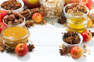 Beyaz arka plan ve elma pişirme için malzemeler