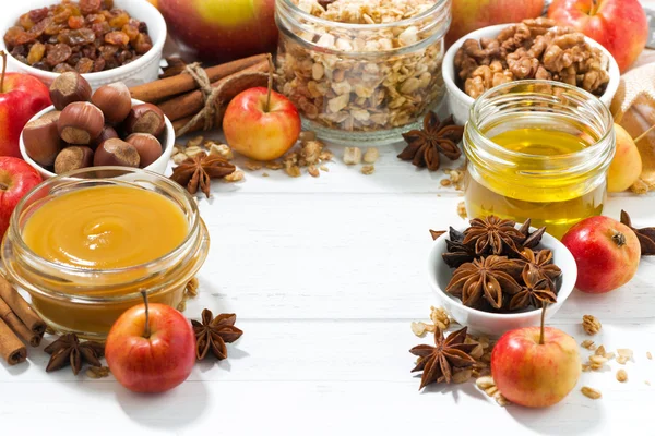 Witte achtergrond en ingrediënten voor het bakken van appels — Stockfoto