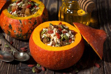 kurutulmuş meyve ve fındık bir balkabağı içinde ile tatlı pirinç 