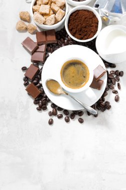 fincan espresso, malzemeler ve tatlılar ve beyaz arka plan