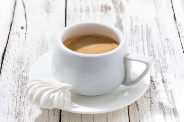 Чашка кофе с зефиром, избирательный фокус — стоковое фото
