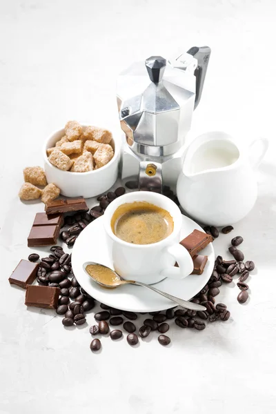Koffiepauze concept foto, witte achtergrond, verticaal — Stockfoto