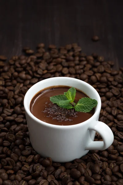 Tazza di cioccolato alla menta calda sullo sfondo del chicco di caffè — Foto Stock