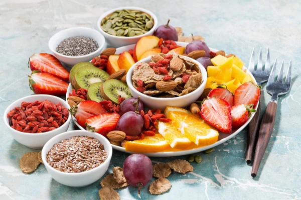 Тарілка зі свіжих сезонних фруктів і суперпродуктів — стокове фото