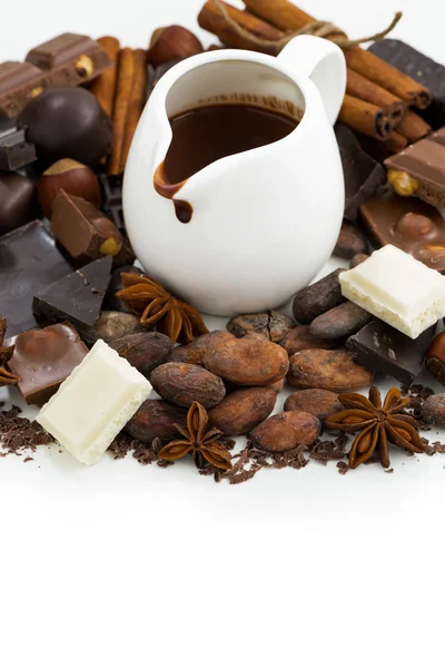 Bote con chocolate caliente e ingredientes, aislado —  Fotos de Stock