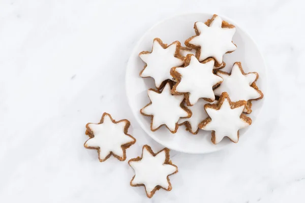 Weihnachtskekse Sterne auf weißem Hintergrund, Nahaufnahme, Draufsicht — Stockfoto