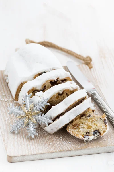 Natale Stollen su un tagliere, verticale — Foto Stock