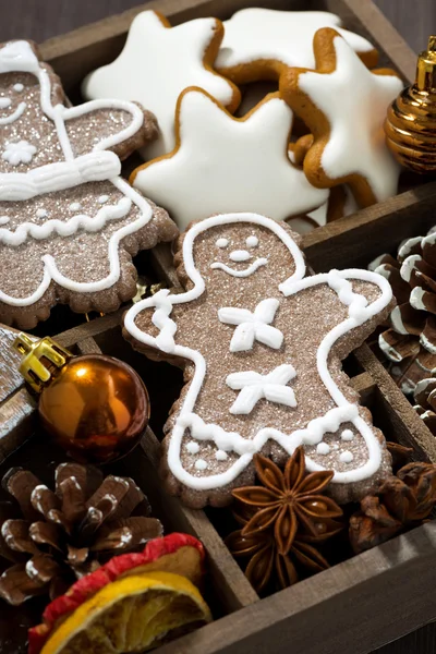 Vánoční symboly a soubory cookie v dřevěné krabici, pohled shora — Stock fotografie