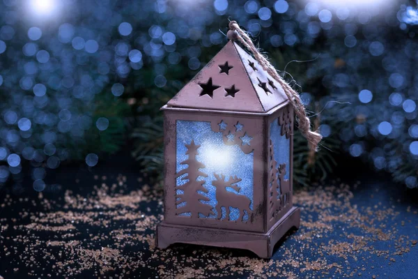 Винтажный декоративный фонарь в рождественском стиле — стоковое фото