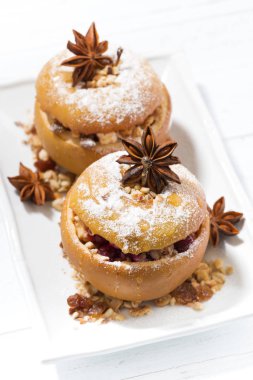 şenlikli pişmiş doldurulmuş elma beyaz tabakta, üstten görünüm