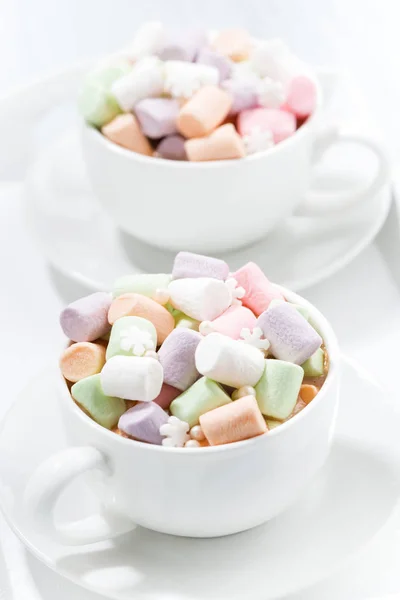 Cocoa with marshmallow in white cups, vertical closeup — Stock Photo, Image