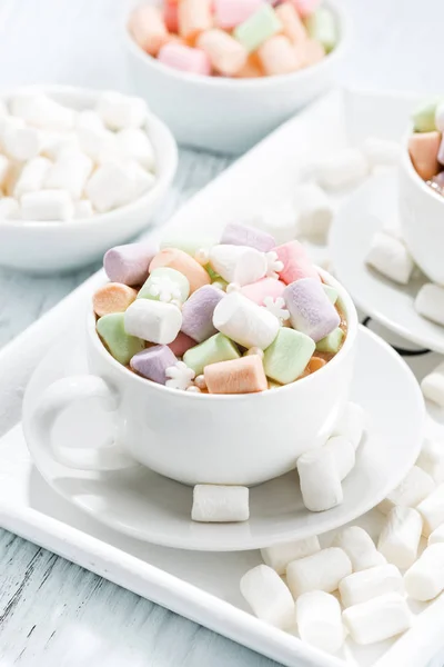 Cacao met marshmallow in witte bekers, verticale bovenaanzicht — Gratis stockfoto