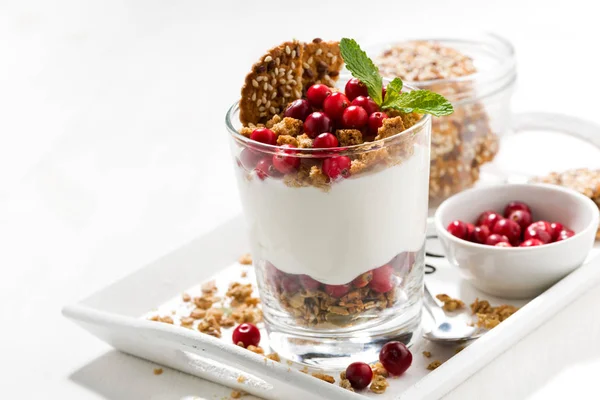 Επιδόρπιο με granola, cranberries και κρέμα γάλακτος στο ποτήρι — Φωτογραφία Αρχείου