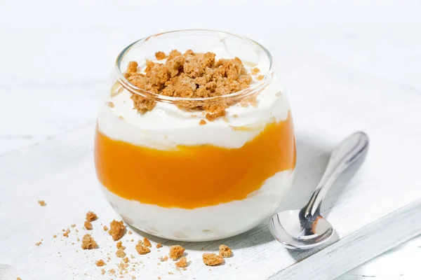 Dessert con zucca, panna e biscotti — Foto Stock