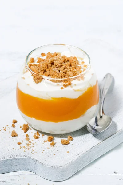 Postre con calabaza, crema batida y galletas, vertical —  Fotos de Stock