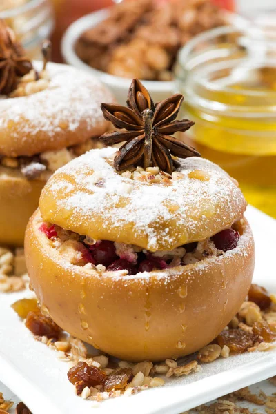 Manzanas rellenas al horno festivo, primer plano vertical — Foto de Stock