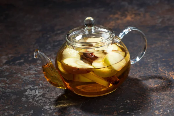 Skleněná konvice s jablečný čaj — Stock fotografie