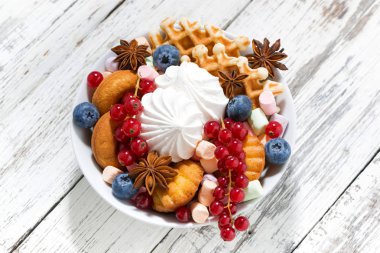 kase şekerleme ve çilek, üstten görünüm