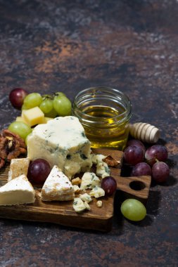 Peygamberli, meyve ve bal ve koyu arka plan, dikey