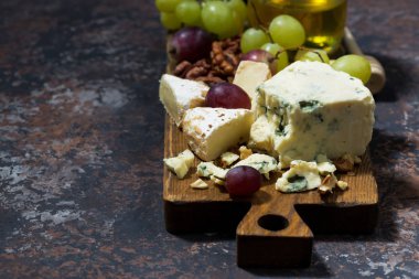 Peygamberli, meyve ve bal ve koyu arka plan