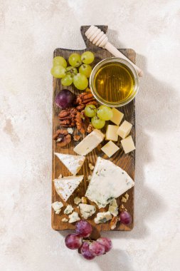 Peygamberli, üzüm ve bal beyaz bir arka planda, dikey 