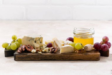 Peygamberli, üzüm ve beyaz zemin üzerine bal