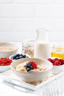 çilek beyaz arka plan üzerinde kahvaltıda ev yapımı yulaf ezmesi